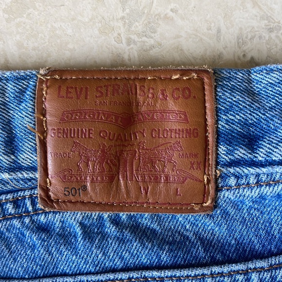 Women’s Levis 501, Light washed, distressed, frayed ankle length, size 30 - Picture 4 of 4